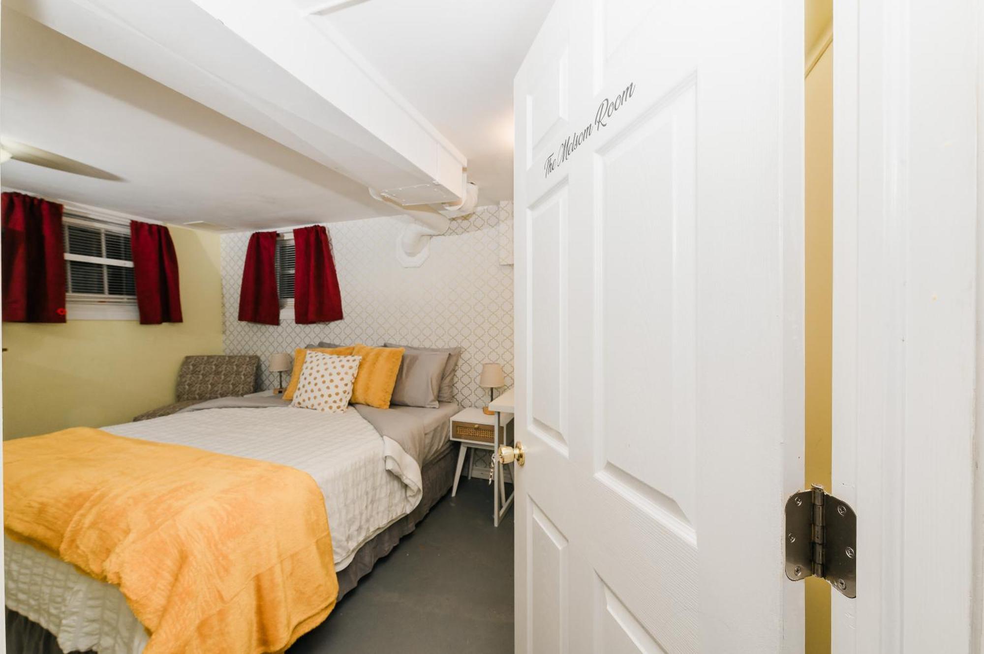Quaint & Cozy Accommodation Edmonton Exterior foto